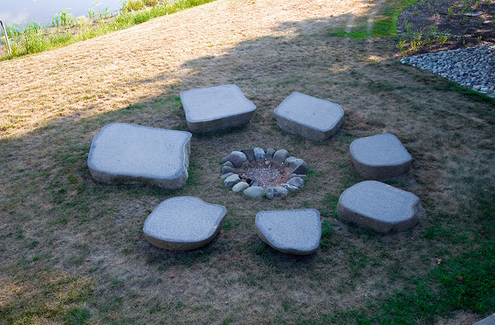 Kleiner Rustikaler Hanggarten mit Feuerstelle in Baltimore