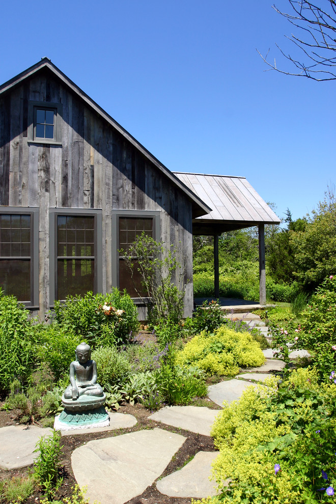 Idées déco pour un petit jardin campagne avec des pavés en pierre naturelle.