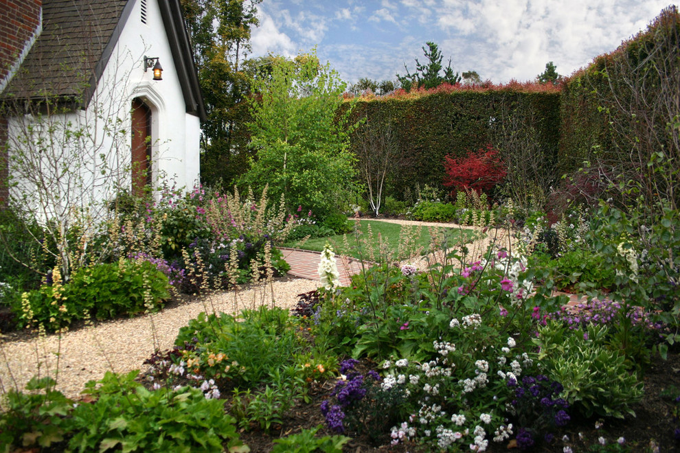 Foto di un giardino formale classico esposto a mezz'ombra davanti casa con ghiaia