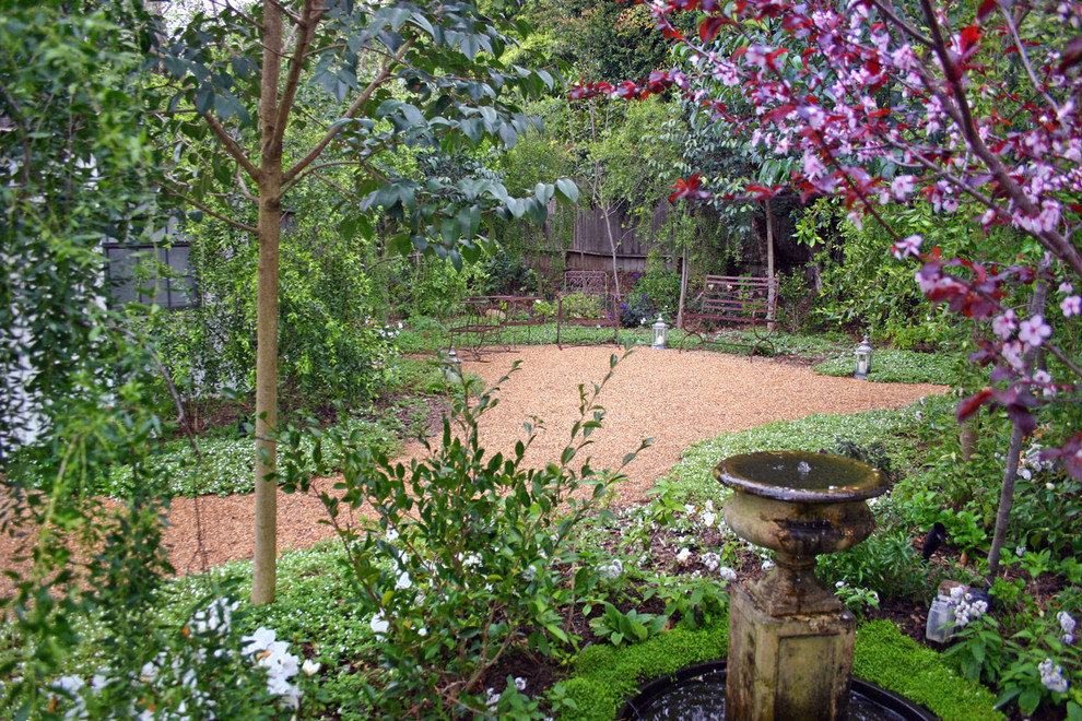 Geometrischer, Mittelgroßer, Halbschattiger Klassischer Kiesgarten hinter dem Haus mit Wasserspiel in Santa Barbara