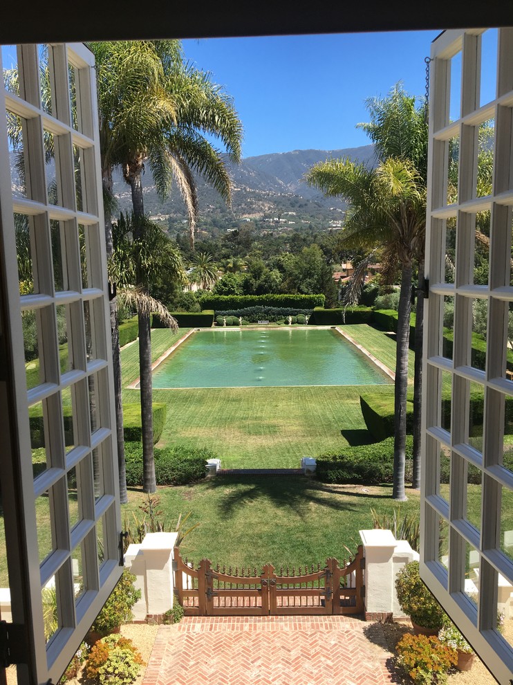 Geometrischer, Geräumiger Mid-Century Garten im Innenhof im Sommer mit Kübelpflanzen, direkter Sonneneinstrahlung und Pflastersteinen in Santa Barbara
