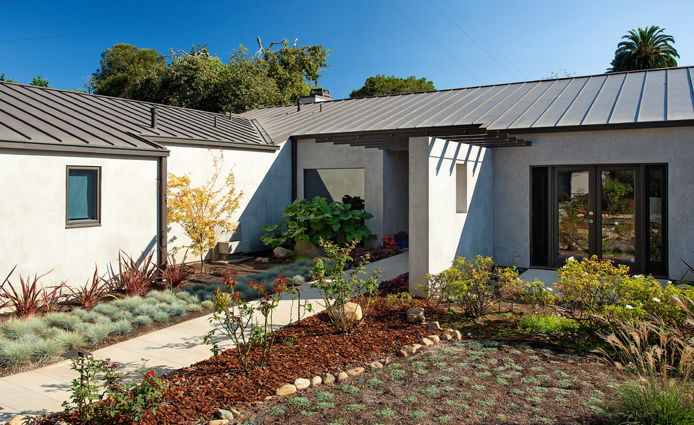 Идея дизайна: участок и сад среднего размера в современном стиле с садовой дорожкой или калиткой