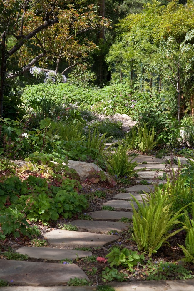 Großer, Halbschattiger Klassischer Gartenweg hinter dem Haus mit Natursteinplatten in Santa Barbara