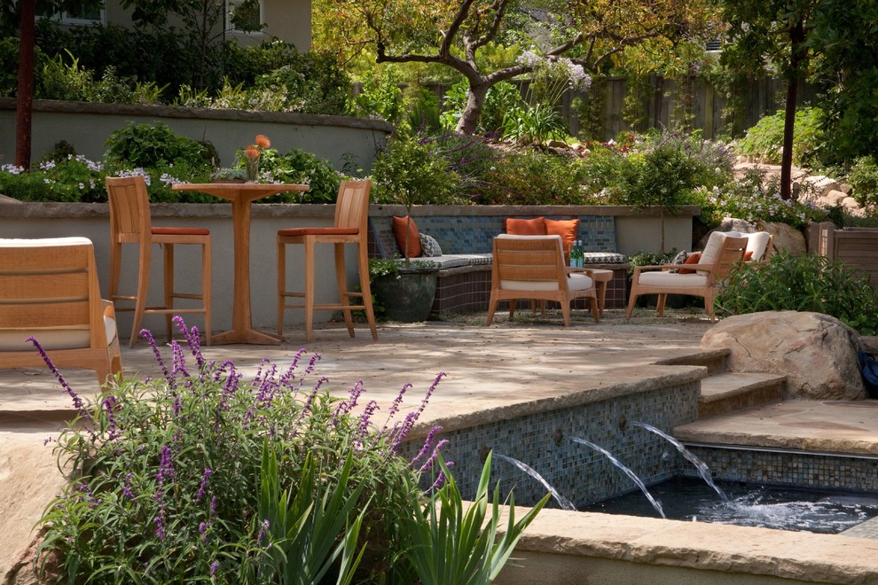 Großer, Halbschattiger Klassischer Garten hinter dem Haus mit Wasserspiel und Natursteinplatten in Santa Barbara