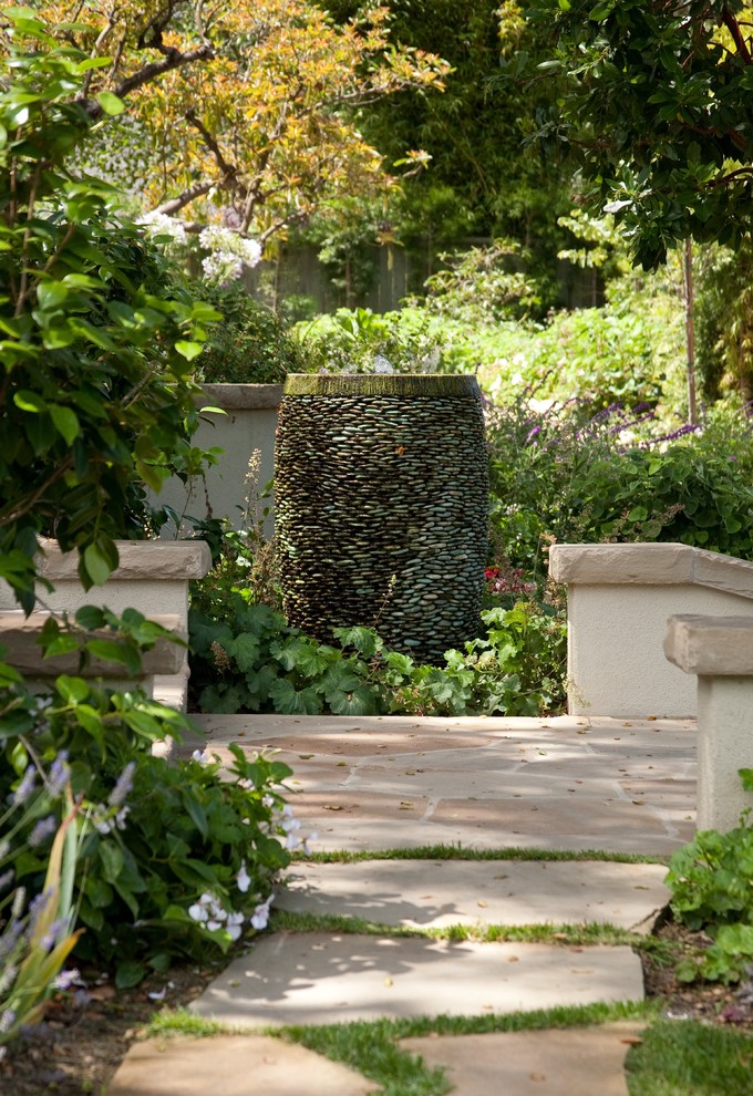 Großer, Halbschattiger Klassischer Garten hinter dem Haus mit Natursteinplatten in Santa Barbara