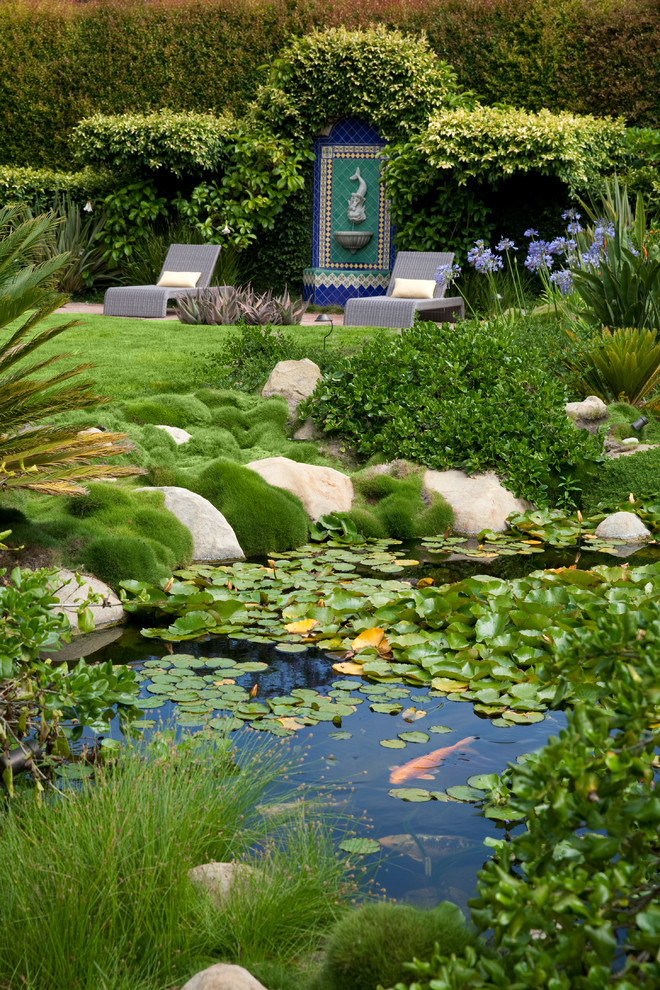 Foto de jardín mediterráneo grande con jardín francés, adoquines de ladrillo y exposición total al sol