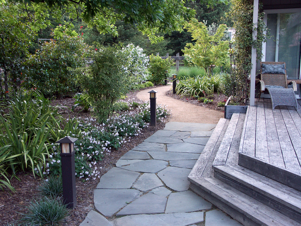 Foto di un giardino classico esposto a mezz'ombra di medie dimensioni e dietro casa in primavera con fontane e pavimentazioni in pietra naturale