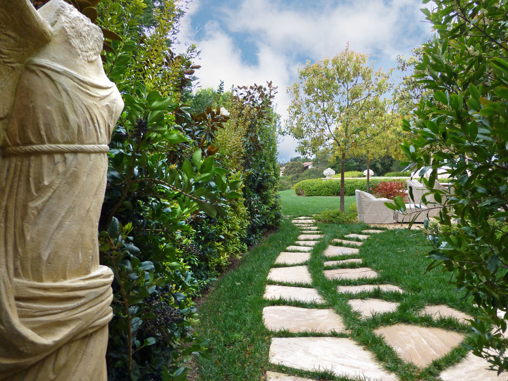 Ispirazione per un giardino tradizionale esposto a mezz'ombra di medie dimensioni e dietro casa con un ingresso o sentiero e pavimentazioni in pietra naturale