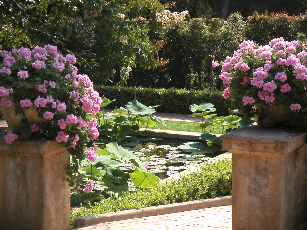 Inspiration pour un grand jardin à la française arrière méditerranéen avec un bassin et des pavés en brique.