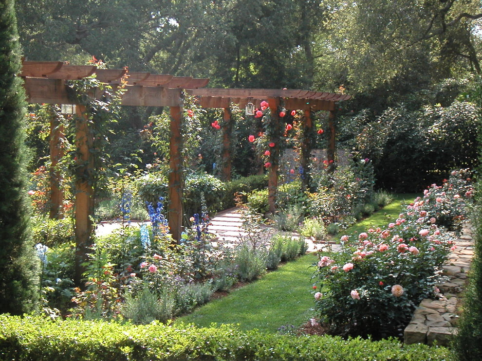 Идея дизайна: большой участок и сад на заднем дворе в средиземноморском стиле с мощением клинкерной брусчаткой