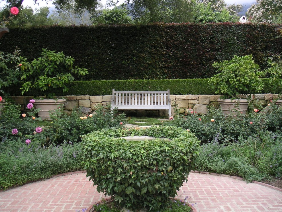 Cette photo montre un grand jardin à la française arrière méditerranéen avec un bassin et des pavés en brique.