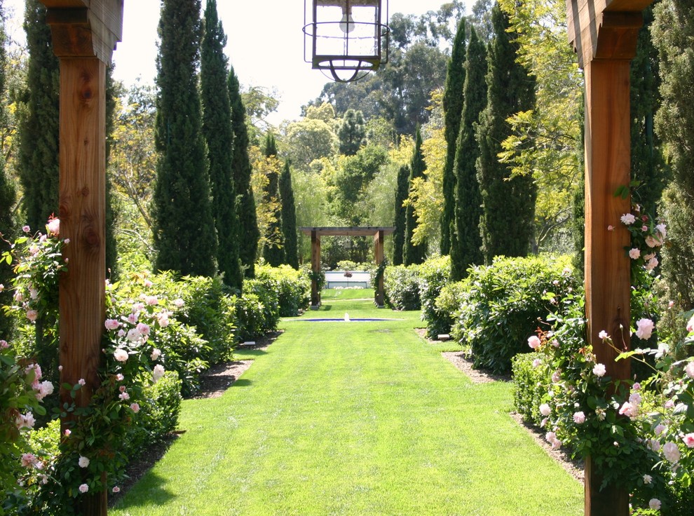 Esempio di un ampio giardino formale mediterraneo dietro casa con fontane e pavimentazioni in pietra naturale