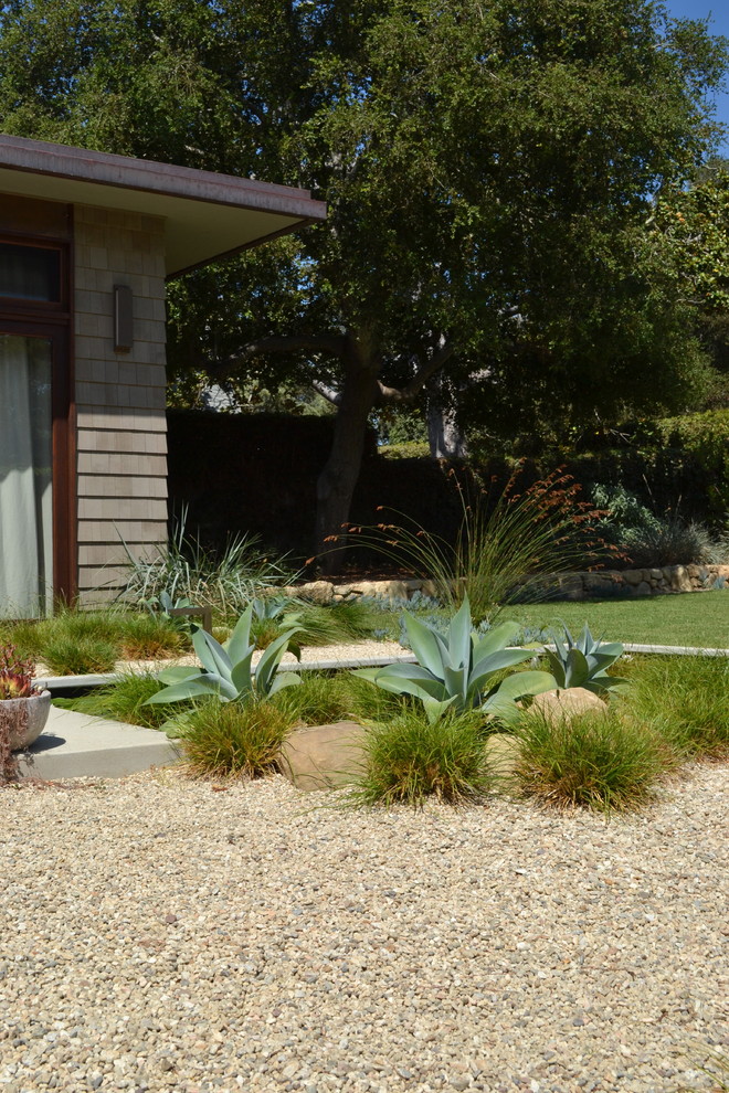 Imagen de jardín actual extra grande en patio trasero con fuente, exposición total al sol y gravilla