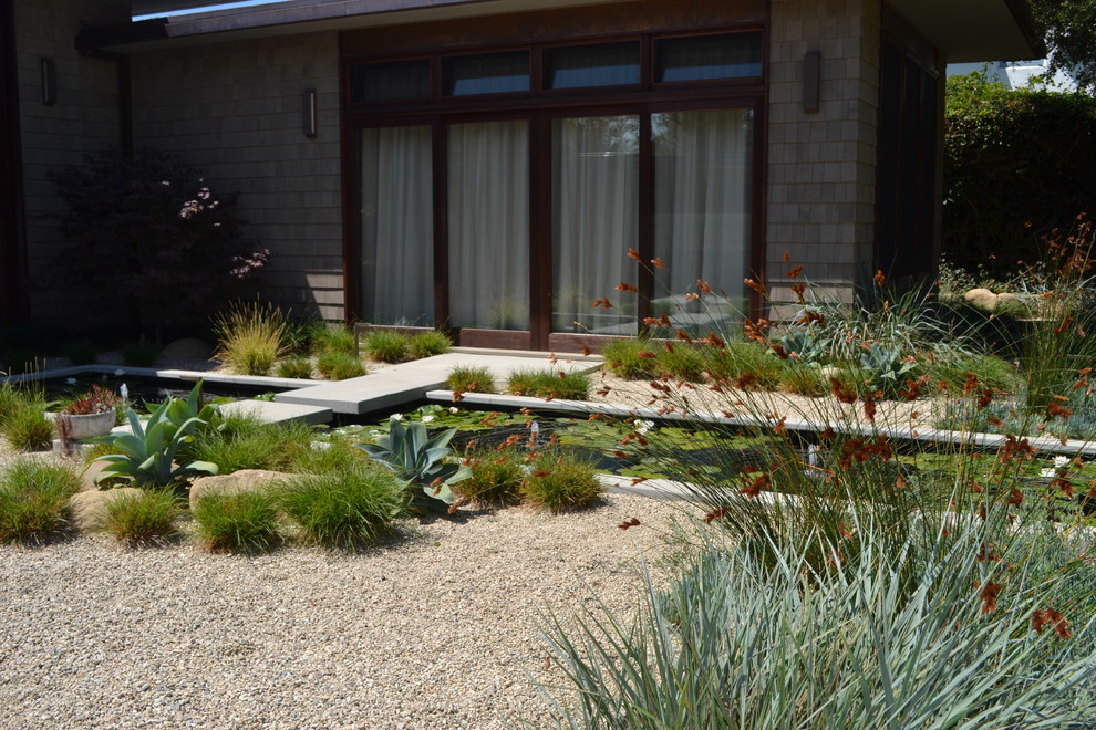 Imagen de jardín contemporáneo extra grande en patio trasero con fuente, exposición total al sol y gravilla