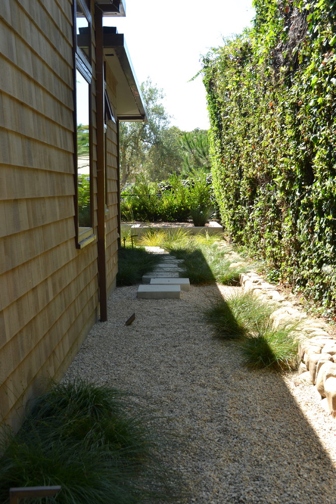 Foto de jardín de secano actual extra grande en patio lateral con exposición parcial al sol y adoquines de hormigón