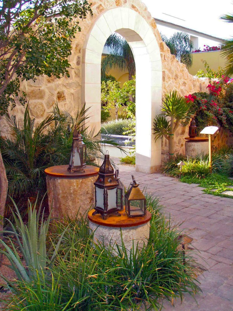 Foto di un giardino formale mediterraneo esposto a mezz'ombra di medie dimensioni e in cortile con un ingresso o sentiero e pavimentazioni in cemento