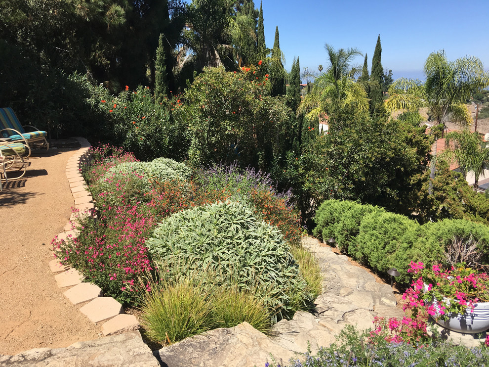 Стильный дизайн: участок и сад на склоне в средиземноморском стиле - последний тренд