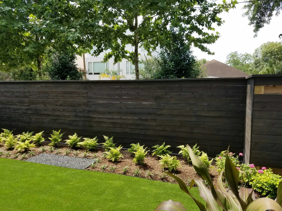 Пример оригинального дизайна: засухоустойчивый сад среднего размера на заднем дворе в стиле модернизм с полуденной тенью и мульчированием
