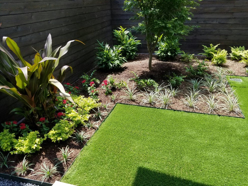Idee per un giardino xeriscape moderno esposto a mezz'ombra di medie dimensioni e dietro casa con pacciame