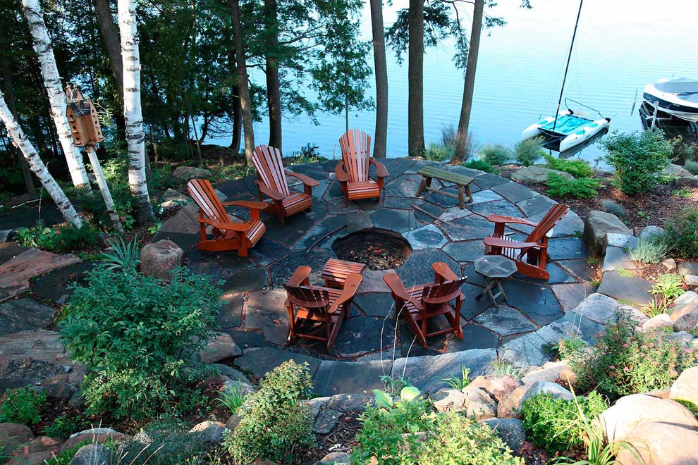 Geräumiger Hanggarten mit Feuerstelle und Natursteinplatten in Toronto