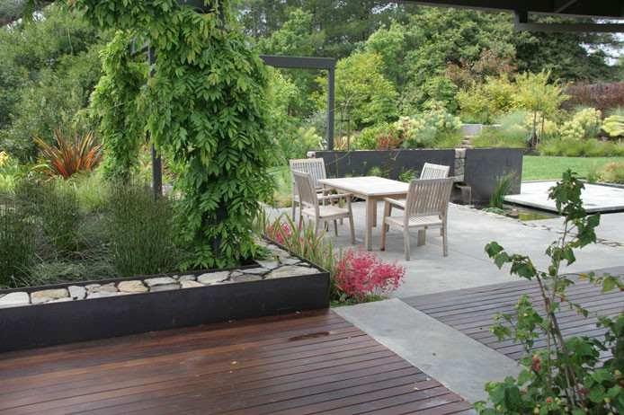 Idées déco pour un jardin avec une terrasse en bois.