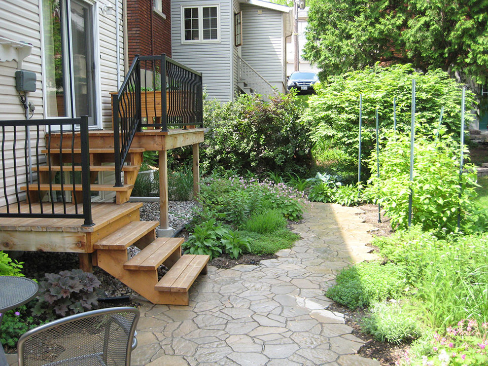 Стильный дизайн: солнечный участок и сад среднего размера на заднем дворе в классическом стиле с хорошей освещенностью и покрытием из каменной брусчатки - последний тренд
