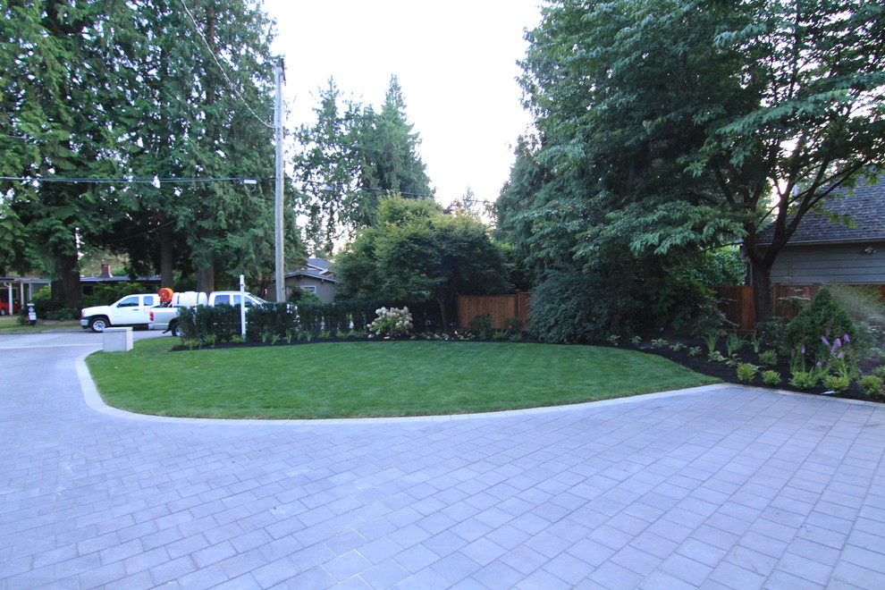 Foto di un vialetto d'ingresso minimal esposto in pieno sole di medie dimensioni e davanti casa con pavimentazioni in cemento