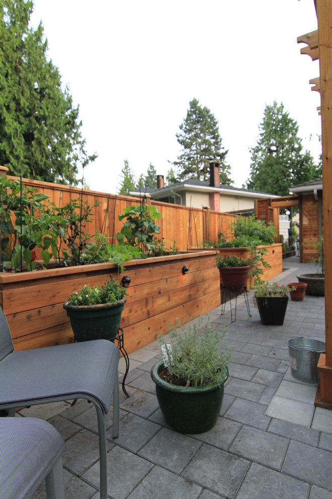 Großer, Halbschattiger Moderner Gemüsegarten hinter dem Haus mit Betonboden in Vancouver