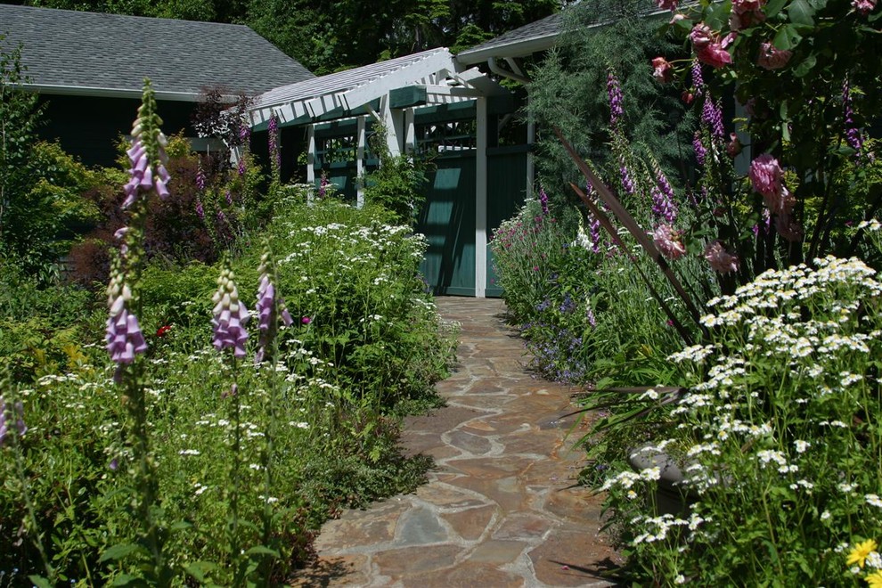Idées déco pour un jardin contemporain avec un foyer extérieur.