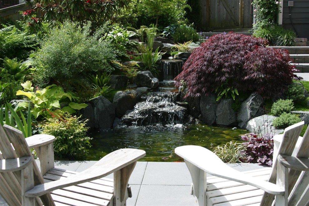На фото: участок и сад в современном стиле с водопадом с