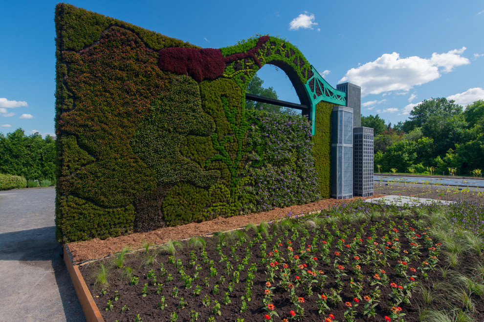 Photo of a contemporary landscaping in Montreal.