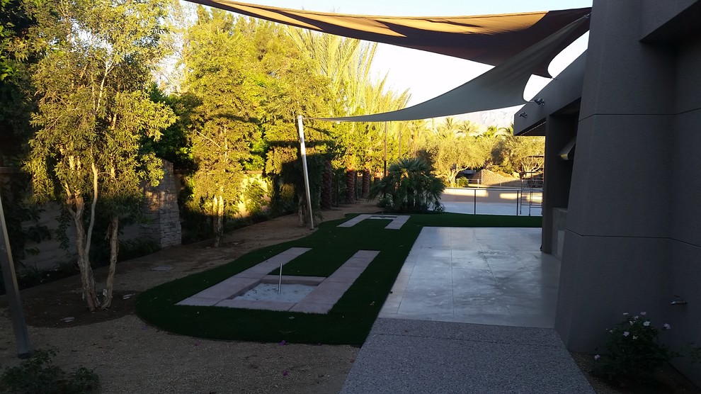 Идея дизайна: огромный засухоустойчивый сад на заднем дворе в стиле фьюжн с подпорной стенкой и полуденной тенью