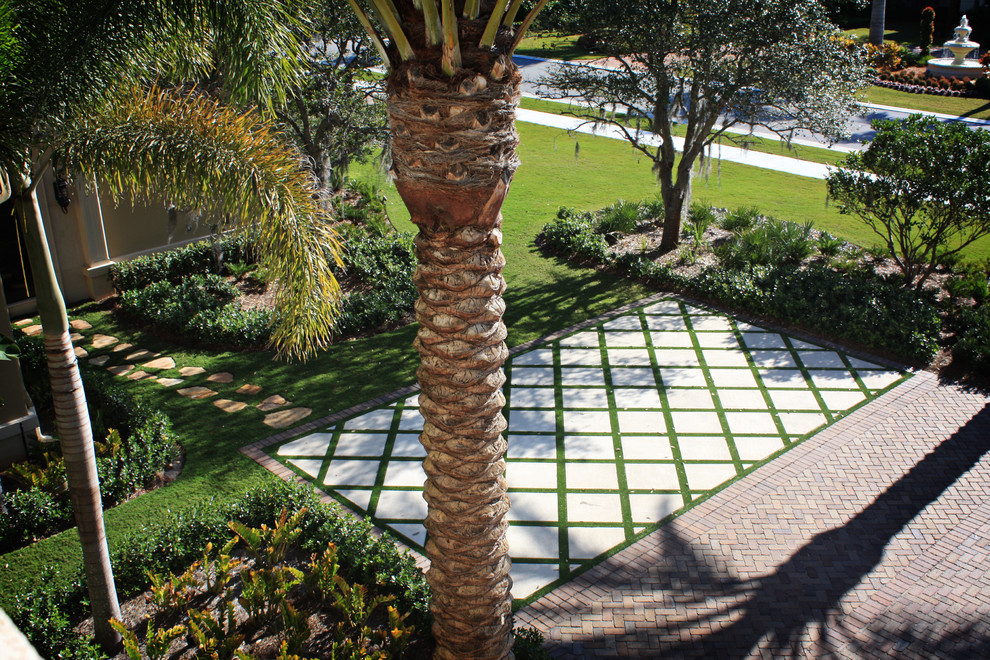 Großer, Halbschattiger Moderner Vorgarten mit Auffahrt und Pflastersteinen in Miami