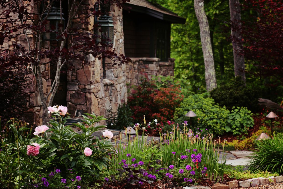 Mittelgroßer, Halbschattiger Klassischer Garten im Frühling mit Natursteinplatten in Charlotte