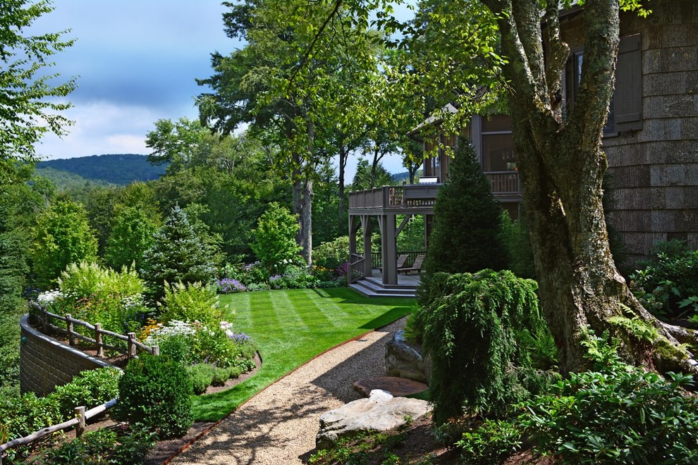 Idée de décoration pour un très grand jardin arrière tradition avec une exposition partiellement ombragée et une terrasse en bois.