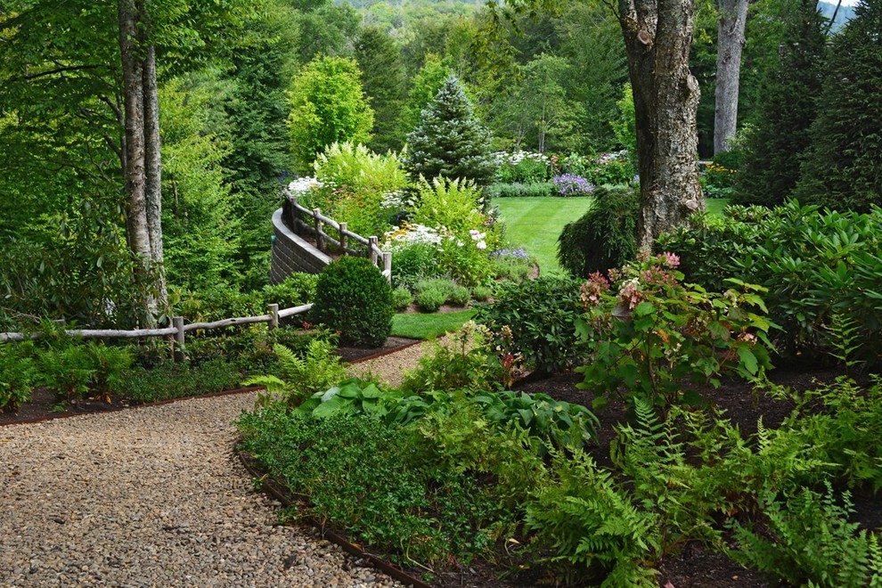 Geometrischer, Großer, Halbschattiger Klassischer Garten hinter dem Haus in Sonstige