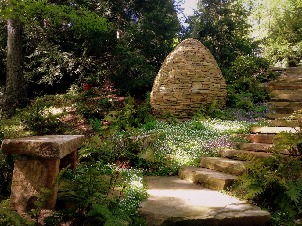 Idées déco pour un grand aménagement d'entrée ou allée de jardin contemporain avec une exposition ombragée, une pente, une colline ou un talus et des pavés en pierre naturelle.
