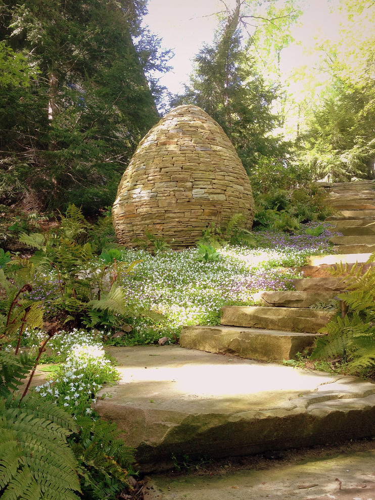 Foto di un grande giardino tradizionale in ombra con un ingresso o sentiero, un pendio, una collina o una riva e pavimentazioni in pietra naturale