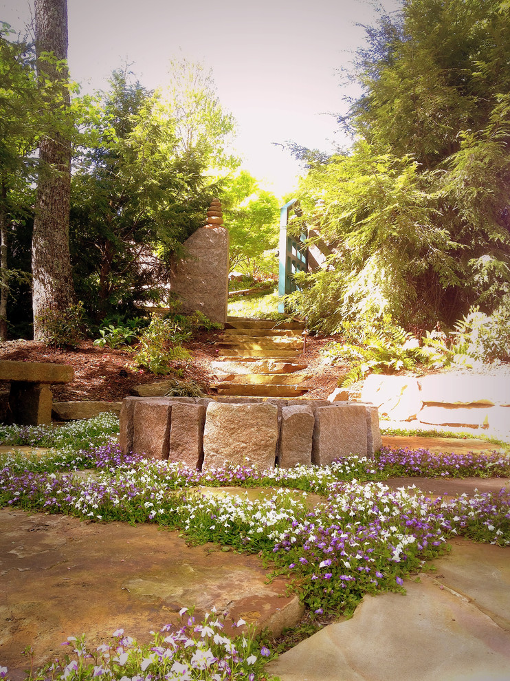 Immagine di un grande giardino classico in ombra con un ingresso o sentiero, un pendio, una collina o una riva e pavimentazioni in pietra naturale