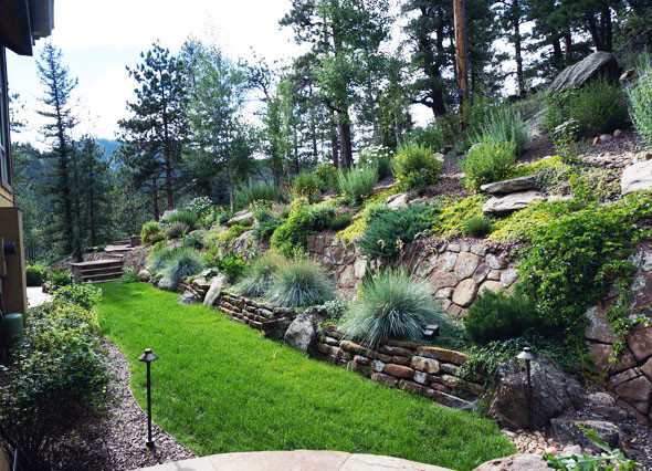 Große, Halbschattige Klassische Gartenmauer hinter dem Haus, im Sommer mit Natursteinplatten in Denver