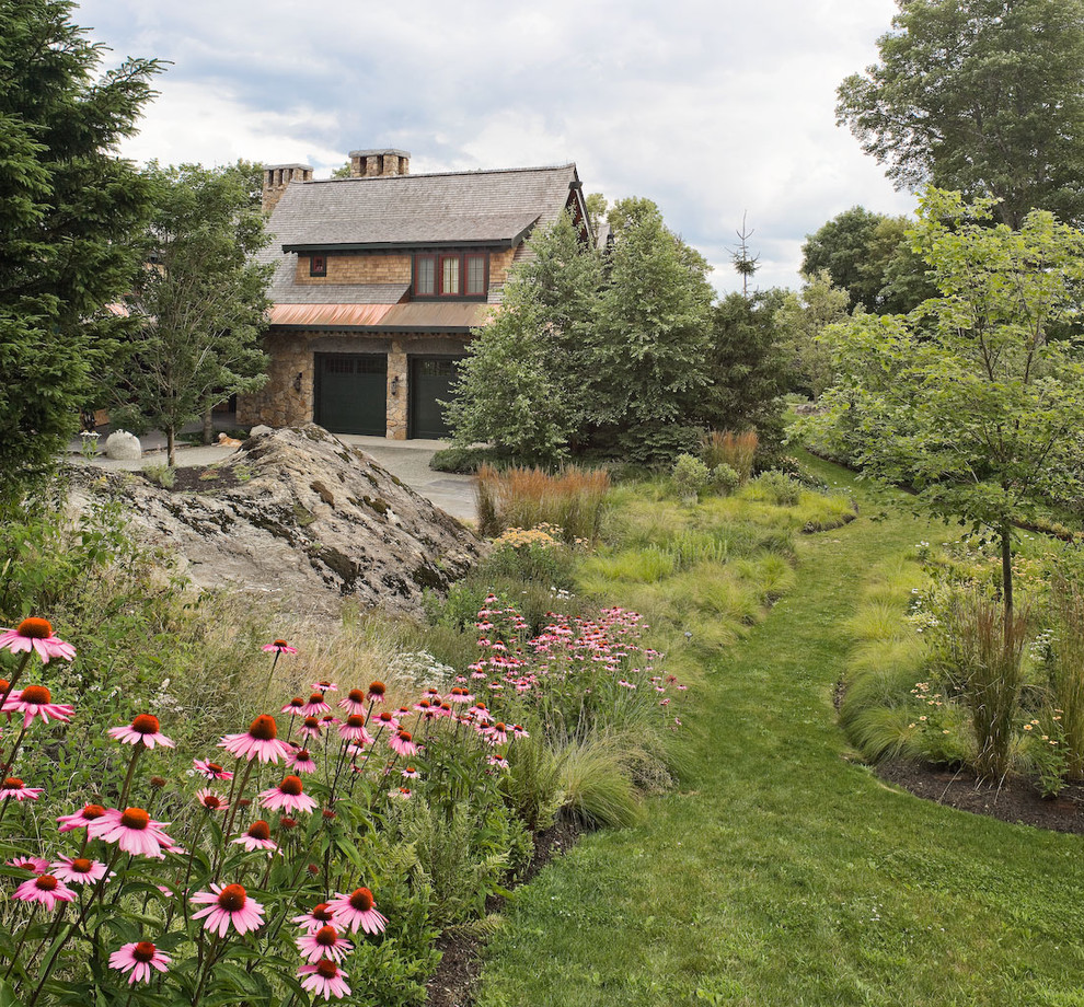 Design ideas for a traditional side yard landscaping in Burlington.