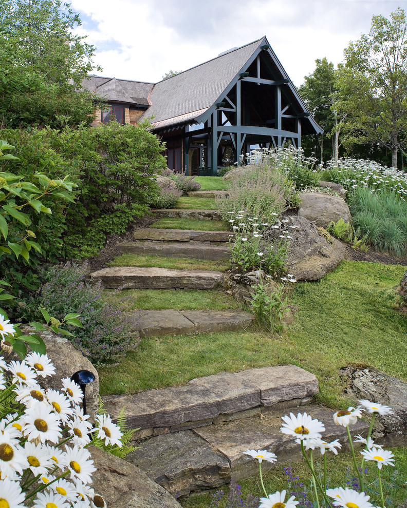 Exemple d'un jardin tendance avec une pente, une colline ou un talus.