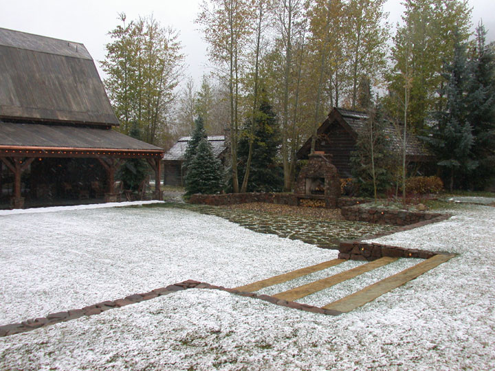 Exemple d'un grand jardin arrière nature l'hiver avec un foyer extérieur, une exposition ensoleillée et des pavés en pierre naturelle.