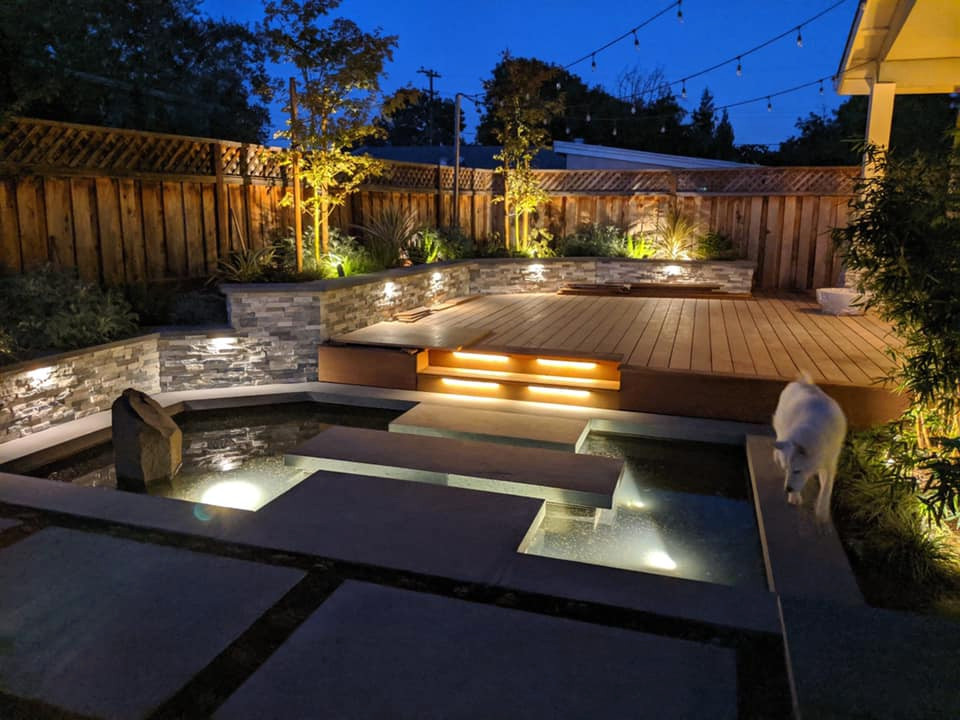 Idées déco pour un petit jardin arrière moderne avec un bassin et une terrasse en bois.