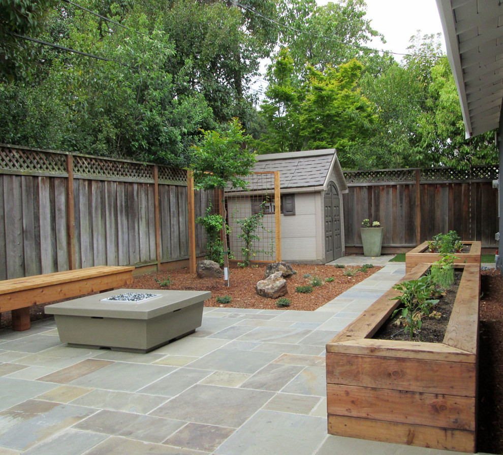 Diseño de jardín de secano moderno de tamaño medio en verano en patio trasero con brasero, exposición parcial al sol y adoquines de piedra natural