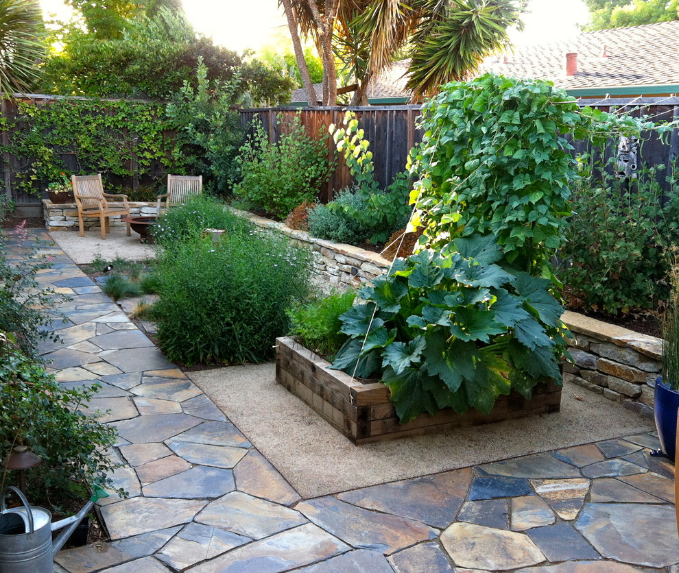 Idéer för att renovera en liten funkis bakgård i delvis sol, med en öppen spis och naturstensplattor