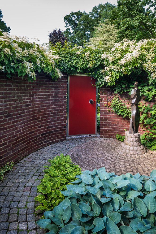 Стильный дизайн: маленький регулярный сад на внутреннем дворе в классическом стиле с полуденной тенью и мощением клинкерной брусчаткой для на участке и в саду - последний тренд