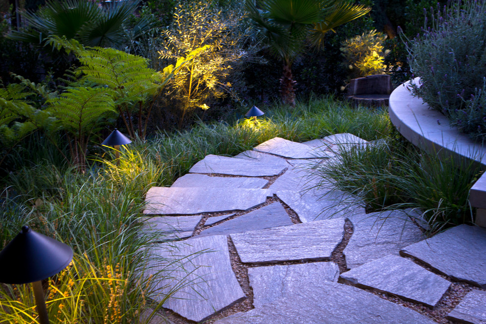 Idee per un grande giardino design dietro casa con pavimentazioni in pietra naturale