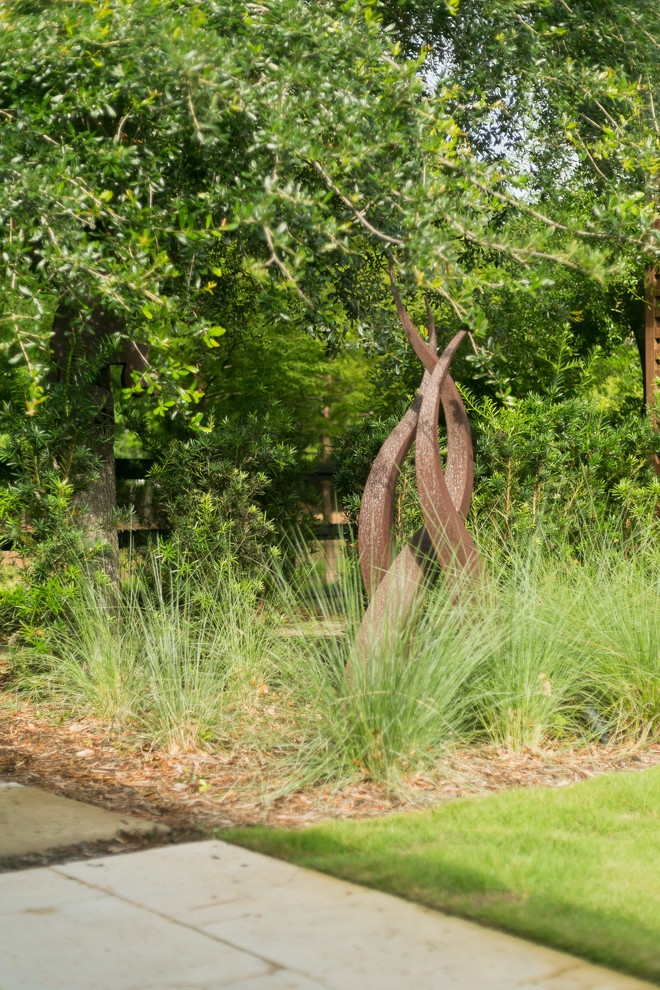 Ejemplo de jardín contemporáneo en patio trasero con adoquines de hormigón