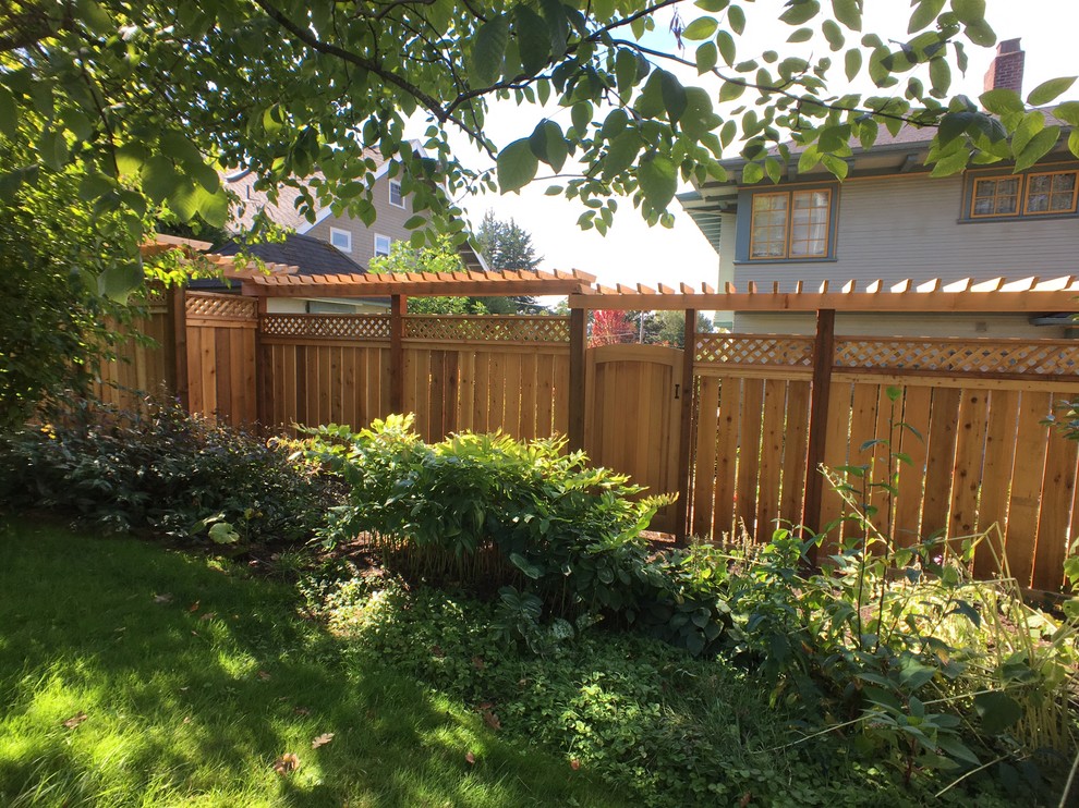 Стильный дизайн: регулярный сад среднего размера на заднем дворе в классическом стиле с полуденной тенью и настилом - последний тренд